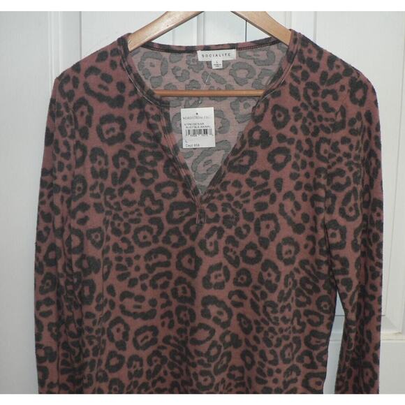 Socialite Women's Cozy Split V-Neck Long Sleeve Top Rust Black Animal Small $45 - Picture 3 of 5